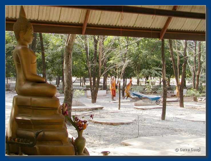 Khao Yai NP Wat Tam Trirat 20030116-3